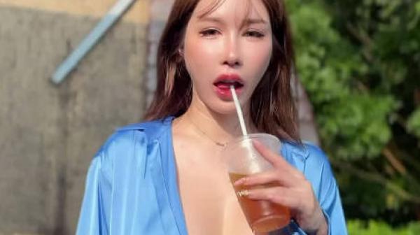 在露天陽台洗泡泡浴-辛尤里